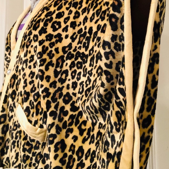 Soft cozy leopard print wrap - Picture 5 of 8